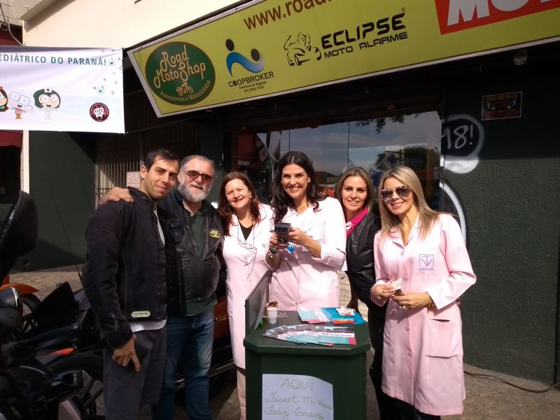 Silvio Laerte com a equipe do Hospital Erasto Gaertner. Silvio Laerte com a equipe do Hospital Erasto Gaertner.