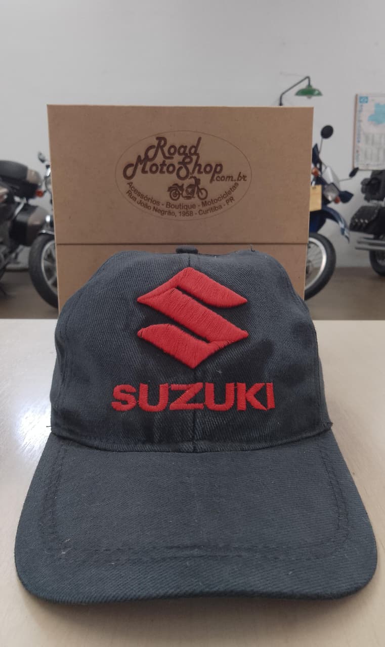BONÉ SUSUKI CINZA